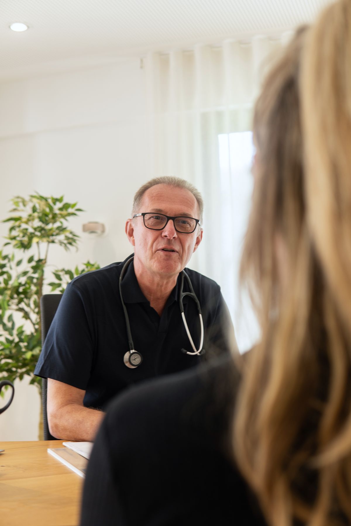 Dr. Balzer erklärt einer Patientin ihren Befund