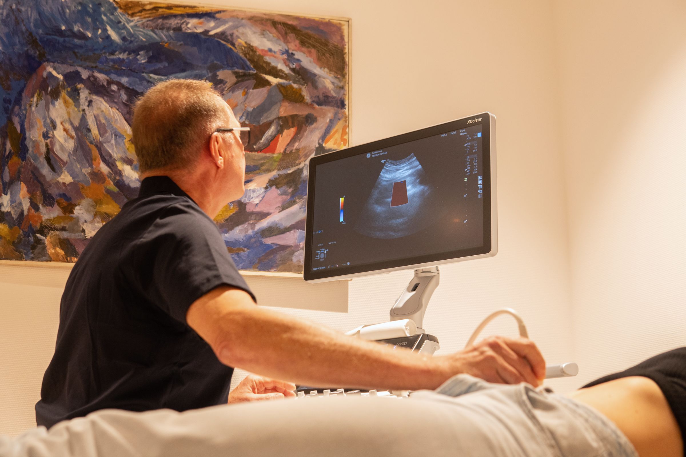 Dr. Balzer untersucht eine Patientin mit dem Herzultraschall